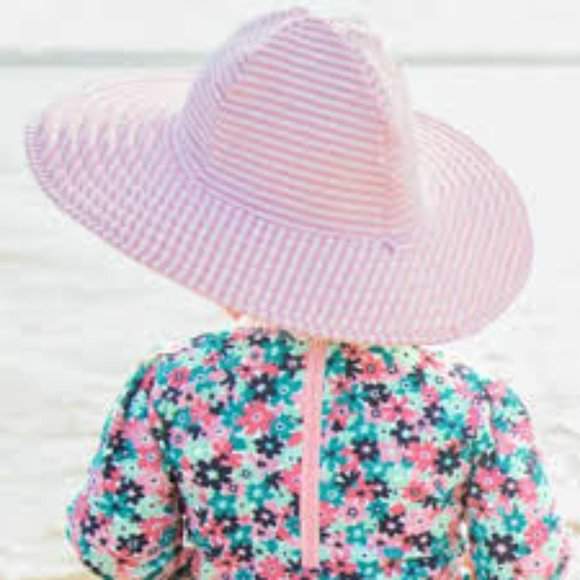 Ruffle butt pink and white infant hat - Picture 1 of 9